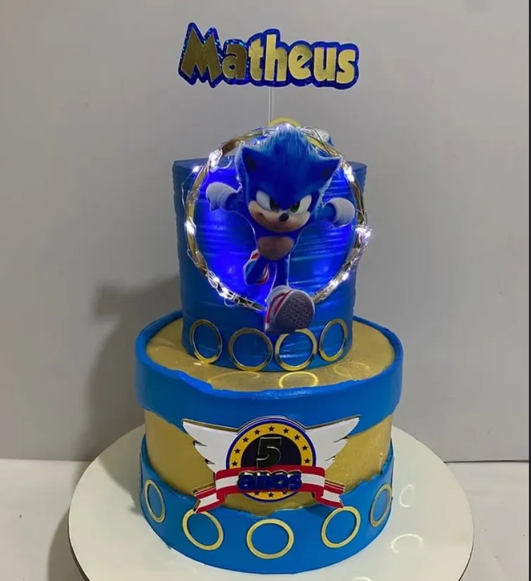 Bolo de dois andares azul e dourado com tema Sonic
